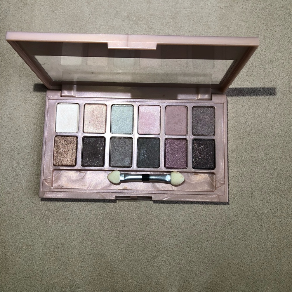 The Blushed Nudes Pallet - Picture 4 of 8